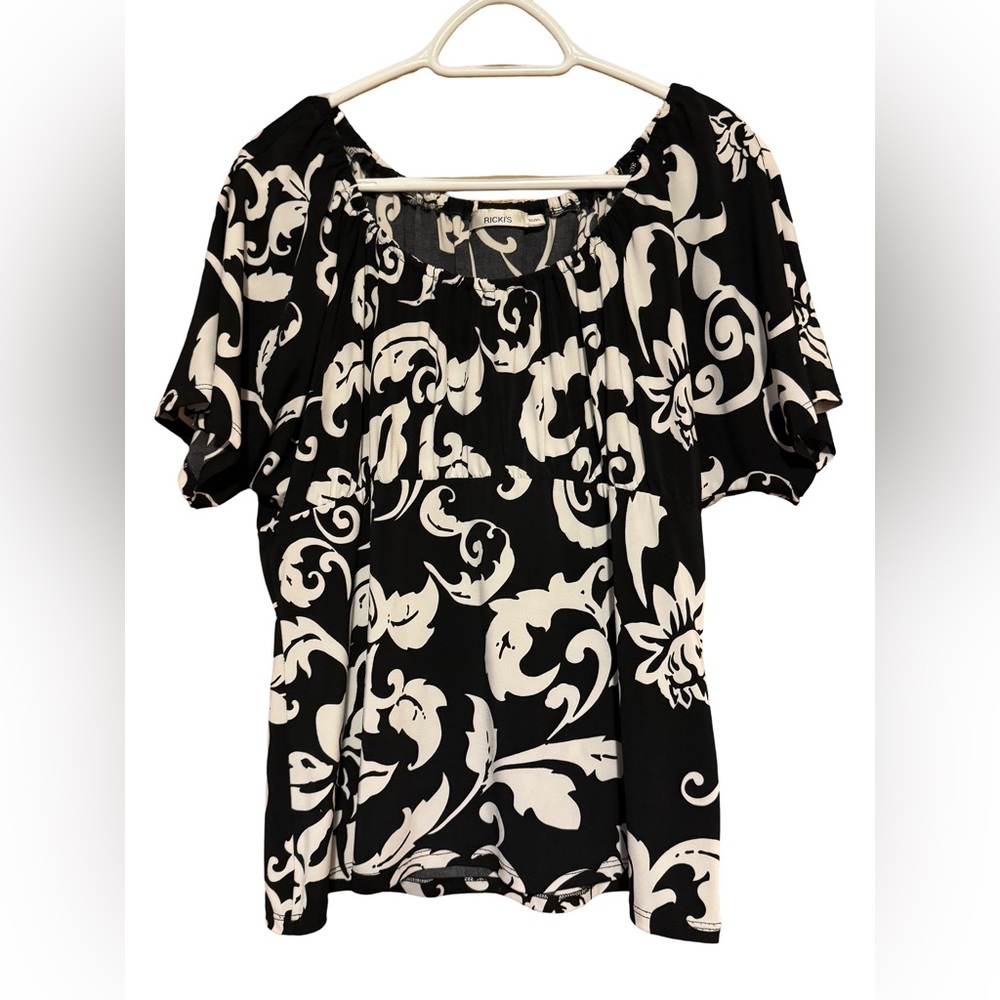 Ricki's (size XL) Black & White Bold Print Top